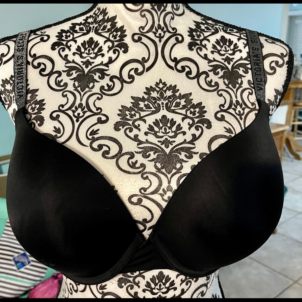 Victoria’s Secret black adjustable bra, 36DD